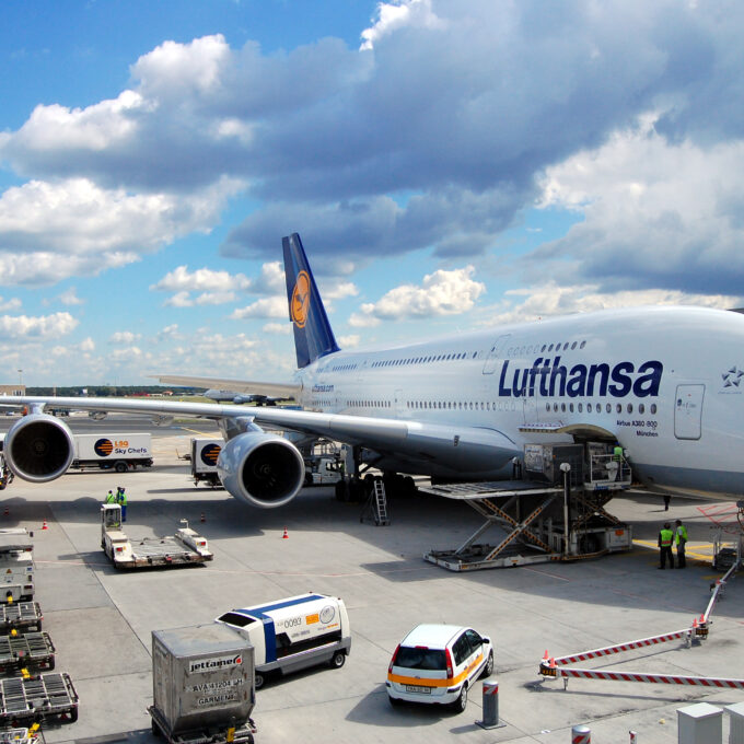 Airbus_A380-800_of_Lufthansa_in_Frankfurt_Germany_-_Aircraft_ground_handling_at_FRA_EDDF