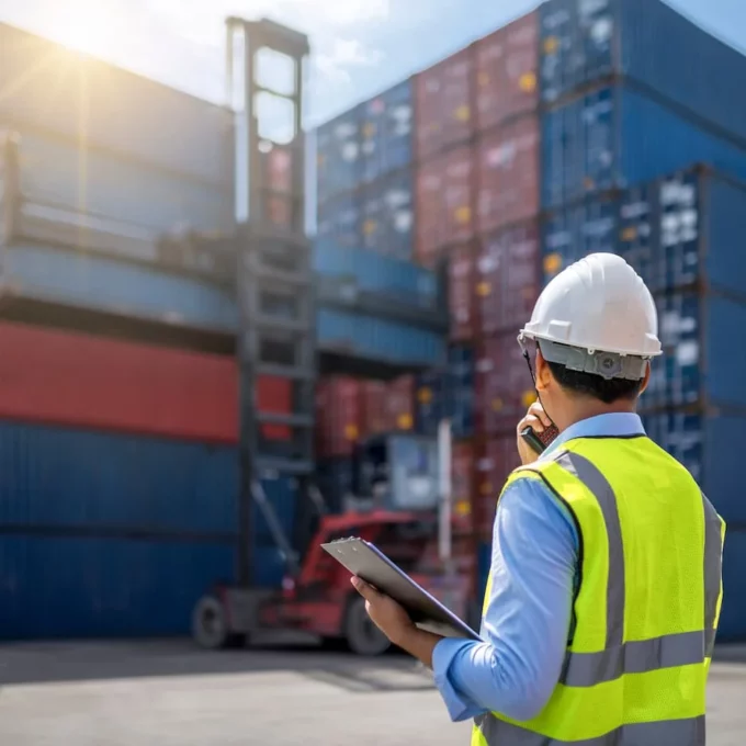 dock-loading-containers